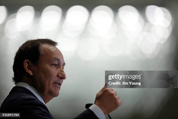 United Airlines CEO Oscar Munoz delivers remarks on the long-term strategy for the airline to the Executives' Club of Chicago on March 21, 2018 in...