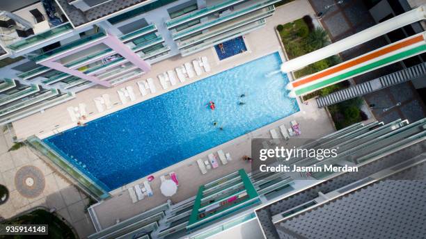 resort pool aerial view - rooftop pool imagens e fotografias de stock