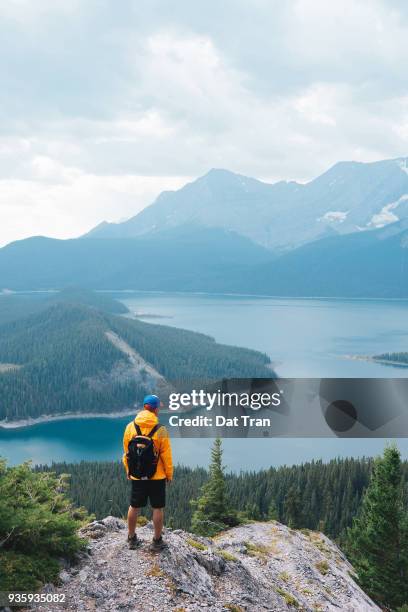 wanderer mit blick auf berge und see - kananaskis stock-fotos und bilder