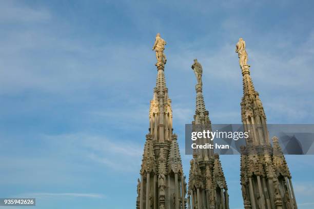 low angle view of cathedral against clear blue sky during sunny day - catedral de milão - fotografias e filmes do acervo