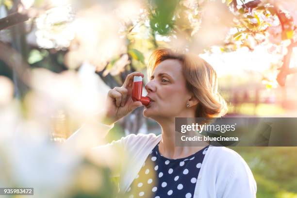 asthmatisch inhaler - asthmainhalator stock-fotos und bilder