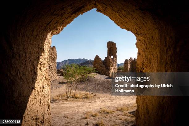 destroyed loam house settlement, tanuf, oman - loam stock pictures, royalty-free photos & images