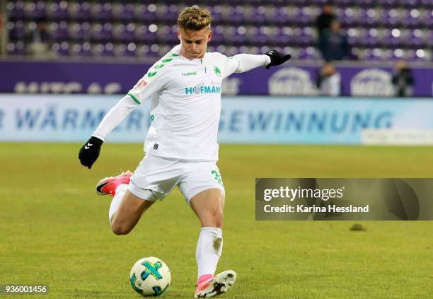 Daniel Steininger of Fuerth during the second Bundesliga match between FC Erzgebirge Aue and SpVgg Greuther Fuerth at Sparkassen-Erzgebirgsstadion on...