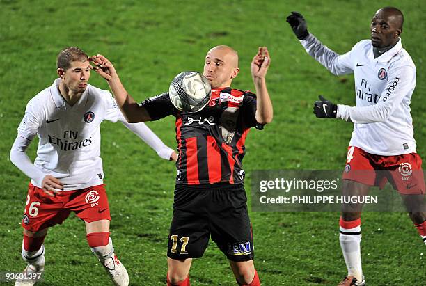 Boulogne's midfielder Guillaume Ducatel vies with Paris' midfielder Christophe Jallet and forward David N'Gog during the French L1 football match...