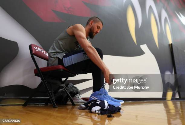 Chandler Parsons of the Memphis Grizzlies ties his shoes during a team practice on March 20, 2018 at Temple University in Philadelphia, Pennsylvania....