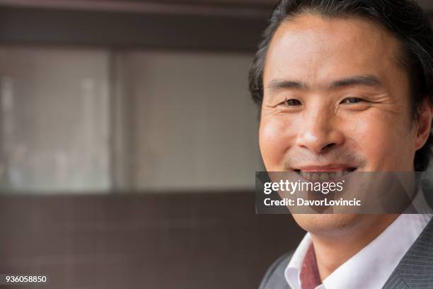 vooraanzicht portret van zakenman in kantoorgebouw, kyoto, japan - lypsekyo16 stockfoto's en -beelden
