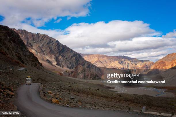 landscape of leh, ladakh, north of india - magnetic hill ladakh photos et images de collection