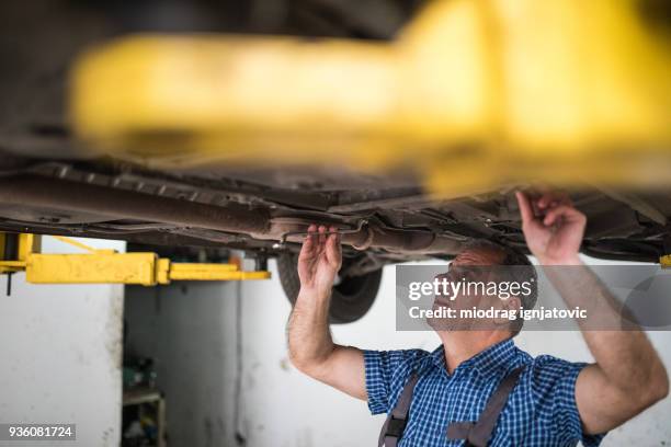 senior mens op het werk - chassis stockfoto's en -beelden