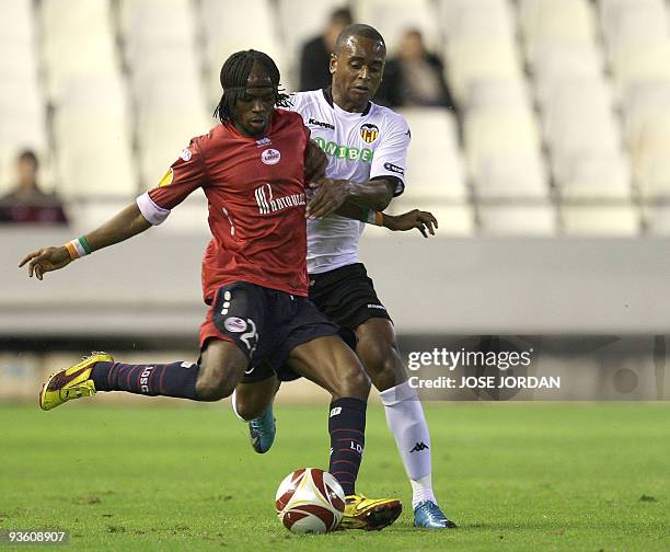 Valencia's Portuguese defender Miguel Monteiro figths for the ball with Lille's Gervinho during their Europa league football match at Mestalla...