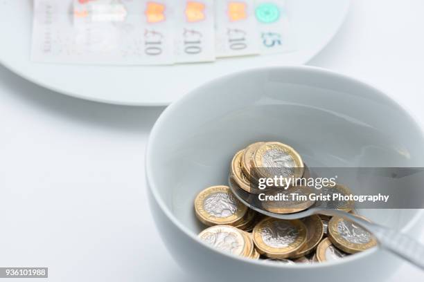 british currency in a white bowl - nota de cinco pounds - fotografias e filmes do acervo