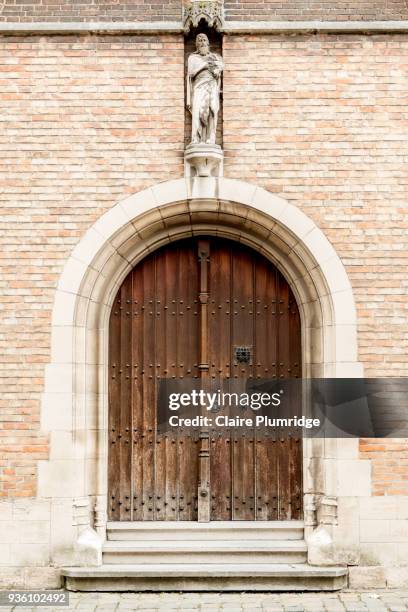 old wooden arched door - claire plumridge stock-fotos und bilder