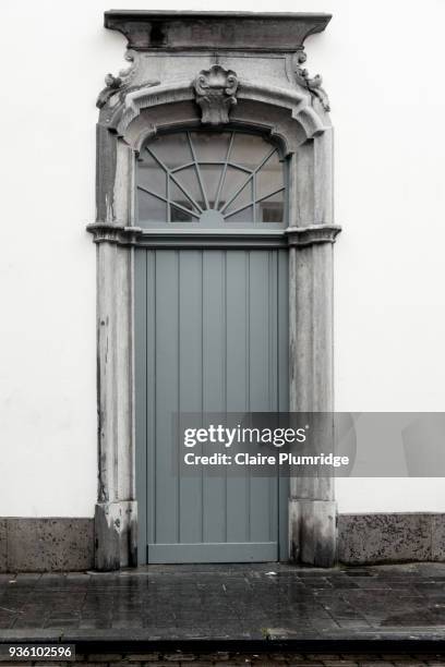 pretty grey wooden door with concrete surround - claire plumridge stock-fotos und bilder