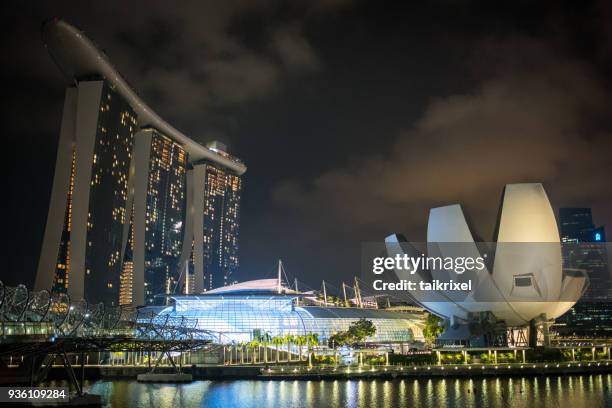 marina bay sands hotel at night, singapore - marina square stock pictures, royalty-free photos & images