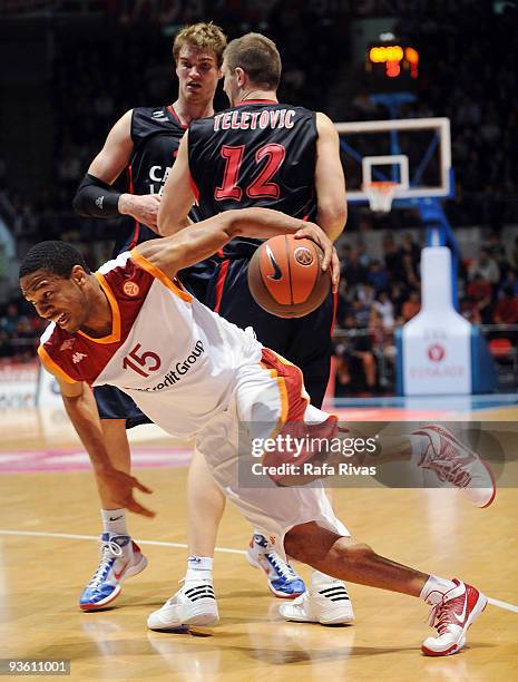 Kennedy Winston, #15 of Lottomatica Roma competes with Tiago Splitter, #21 of Caja Laboral and Mirza Teletovic, #12 of Caja Laboral during the...
