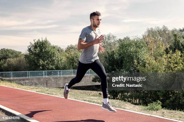 sprinter en pistas de corredores - esprint pruebas en pista fotografías e imágenes de stock
