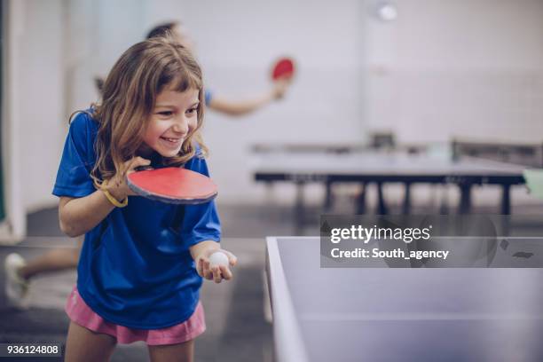 junges mädchen liebt tischtennis - tischtennis stock-fotos und bilder