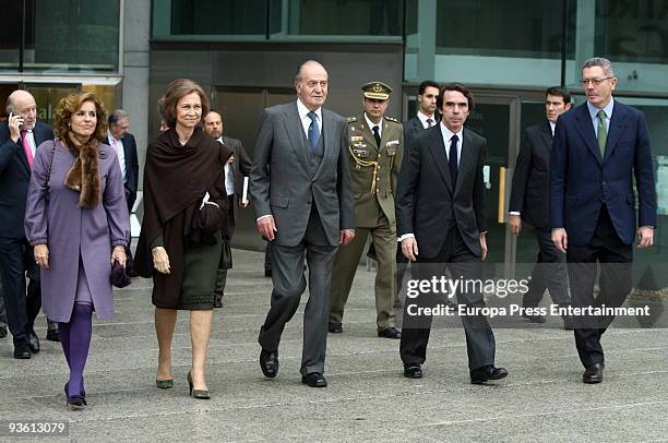 Ana Botella, Queen Sofia, King Juan Carlos, Jose Maria Aznar, Alberto Ruiz Gallardon attend the awards 'FAES of Liberty' on December 2, 2009 in...