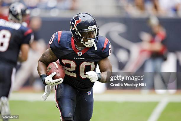 Running back Steve Slaton of the Houston Texans runs with the ball against the Indianapolis Colts at Reliant Stadium on November 29, 2009 in Houston,...