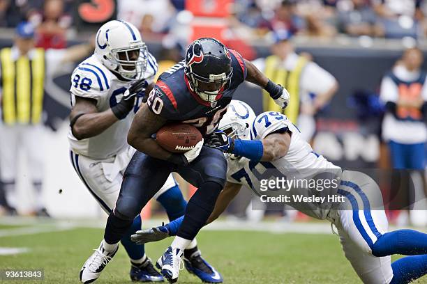 Running back Steve Slaton of the Houston Texans runs with the ball against the Indianapolis Colts at Reliant Stadium on November 29, 2009 in Houston,...