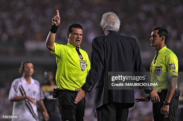 Paraguayan referee Carlos Amarilla argues with Uruguayan Jorge Forssati , coach of Ecuador's Liga Deportiva de Quito, during their Copa Sudamericana...