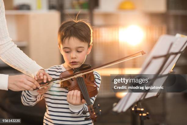 kleine kunstenaar - boy violin stockfoto's en -beelden