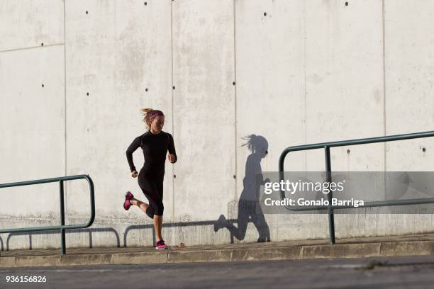 young woman jogging - colina acima imagens e fotografias de stock