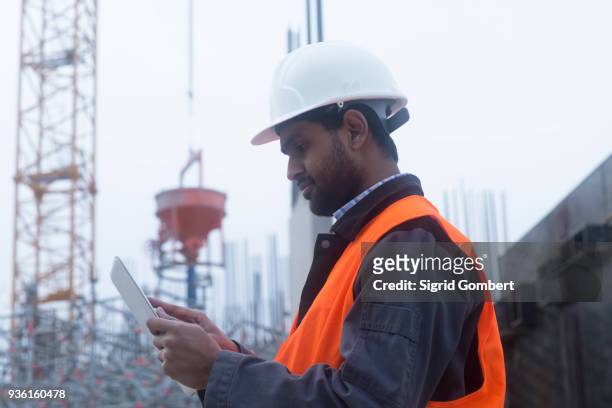 civil engineer working at site - sigrid gombert - fotografias e filmes do acervo
