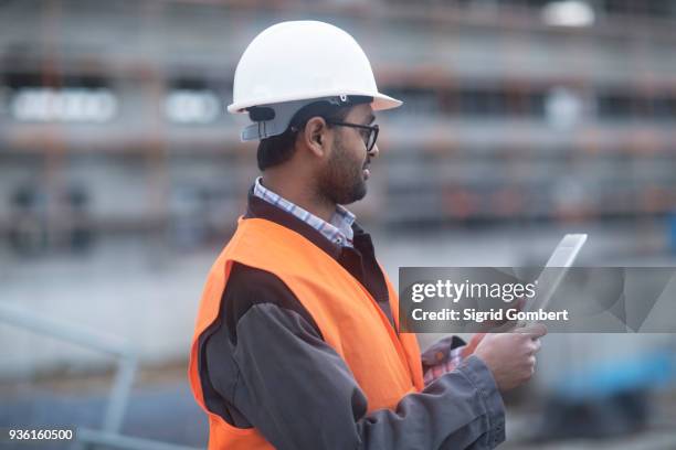 civil engineer working at site - schwarzwald tracht stockfoto's en -beelden