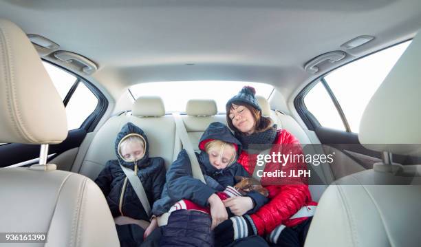 mother and children sleeping in car - family inside car fotografías e imágenes de stock