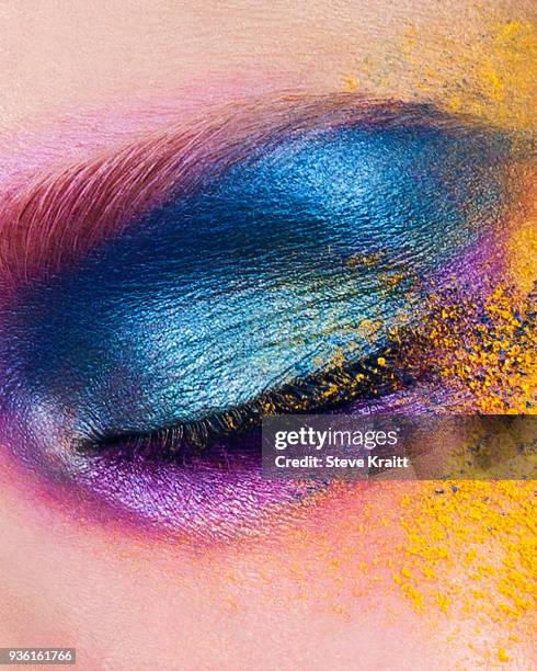 studio shot of young womans eye with multi coloured powder eye shadow, close up - maquillage-des-yeux photos et images de collection