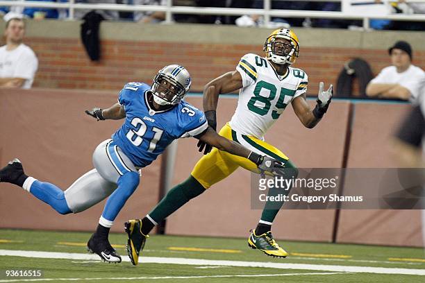 Greg Jennings of the Green Bay Packers runs for the reception against Philip Buchanon of the Detroit Lions on November 26, 2009 at Ford Field in...