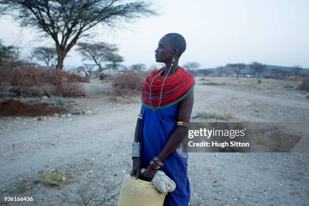 women collecting clean water from borehole in desert. samburu. kenya. - hugh sitton stock-fotos und bilder