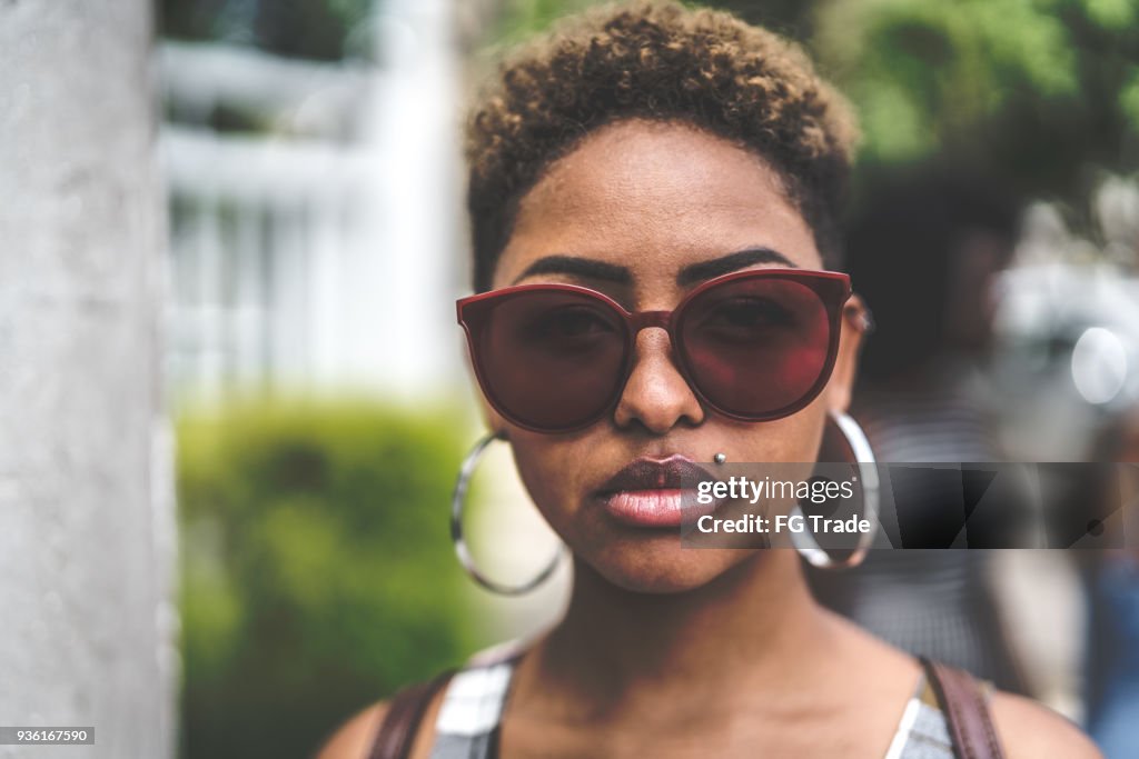 Afro unga nedstigningen kvinna porträtt