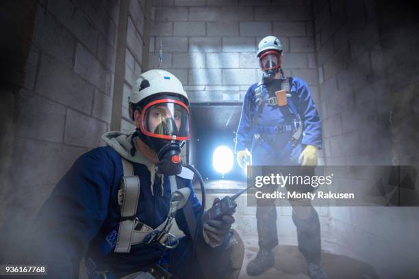 apprentice engineers in enclosed space fire training - afgesloten ruimte stockfoto's en -beelden