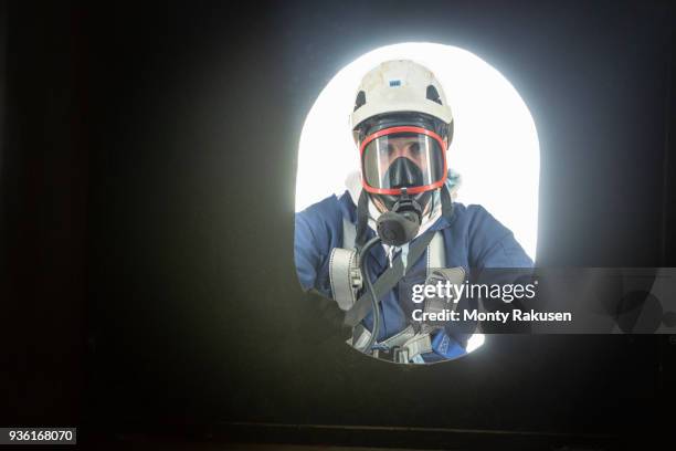 apprentice engineer in enclosed space fire training - afgesloten ruimte stockfoto's en -beelden