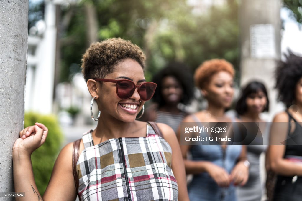 Junge Afro Abstieg Frau Porträt