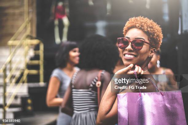 vrienden van de vrouwen zijn zo blij na het winkelen - happy people africa stockfoto's en -beelden