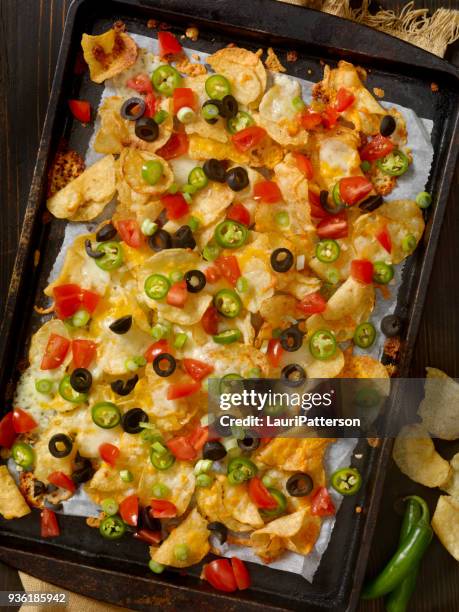 chaleira, cozida batata chips nachos - nachos - fotografias e filmes do acervo