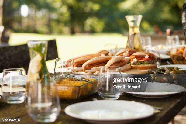 essen auf einem picknick-tisch - essen tisch stock-fotos und bilder