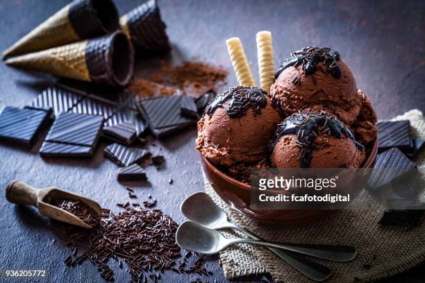 chocolade-ijs in een beker glas - chocoladeijs stockfoto's en -beelden