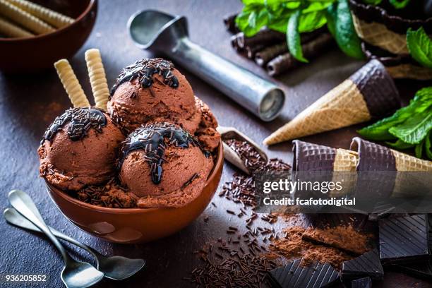 chocolade-ijs in een beker glas - chocoladeijs stockfoto's en -beelden