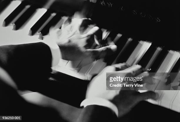 man playing piano keyboard, close-up (blurred motion, b&w) - pianista fotografías e imágenes de stock