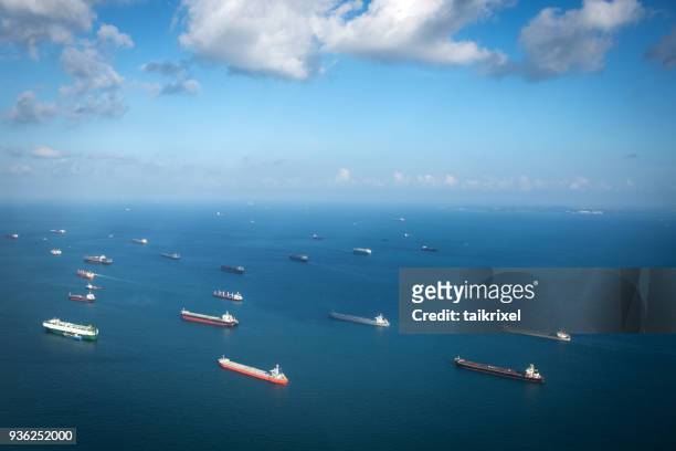 transportschiffe am meer, singapur - ship stock-fotos und bilder