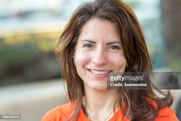 lachende volwassen vrouw - italiaanse etniciteit stockfoto's en -beelden