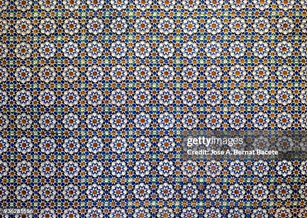 close up of a tiled wall full of painting, ancient of arabic style. high resolution photography. - アラベスク模様 ストックフォトと画像