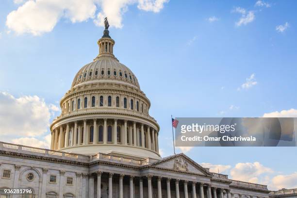 the united states capitol - us senate photos et images de collection