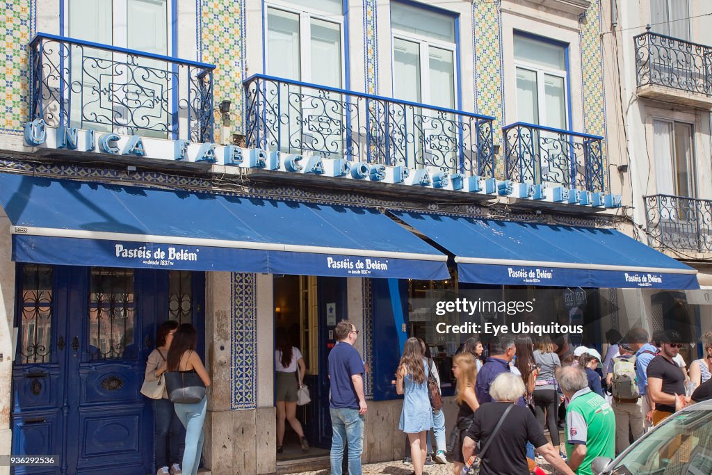 Portugal, Estredmadura, Lisbon, Belem, People queuing outside Pasteis de Belem cafe famous for its Pastel de Nata baked egg custard tarts.