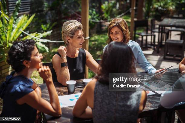 processo decisionale nell'azienda moderna - autoaffermazione foto e immagini stock