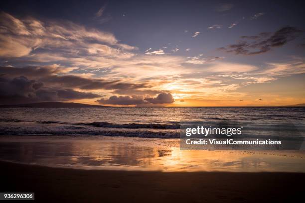 tropische zonsondergang op het strand van maui. - sunset beach hawaï stockfoto's en -beelden