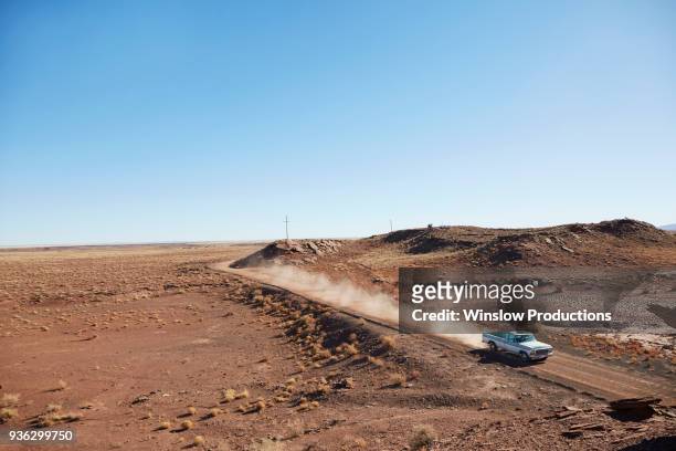 usa, arizona, pick up truck on dusty road - off the beaten path foto e immagini stock